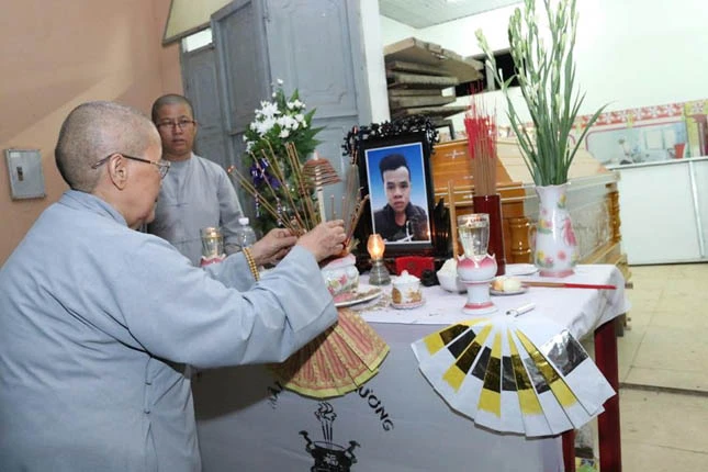 NT.Thích nữ Hạnh Tâm vào Quảng Nam hỗ trợ mai táng cho người bị nạn